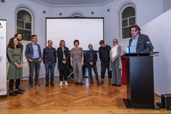 Les finalistes au moment où le projet lauréat est dévoilé.